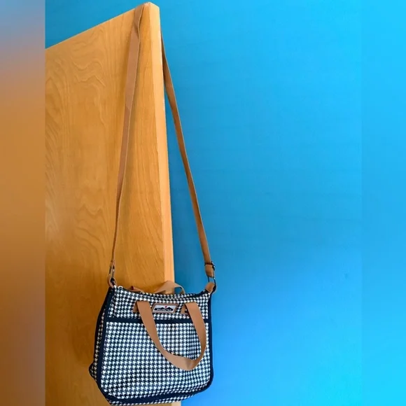 Kavu Black and White Houndstooth Crossbody Bag with matching Coin Purse - Picture 8 of 8